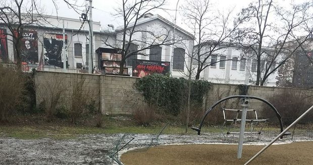 Neznámý vandal poničil ochranný plot na rekonstruovaném hřišti Sedmikráska v Holešovicích.