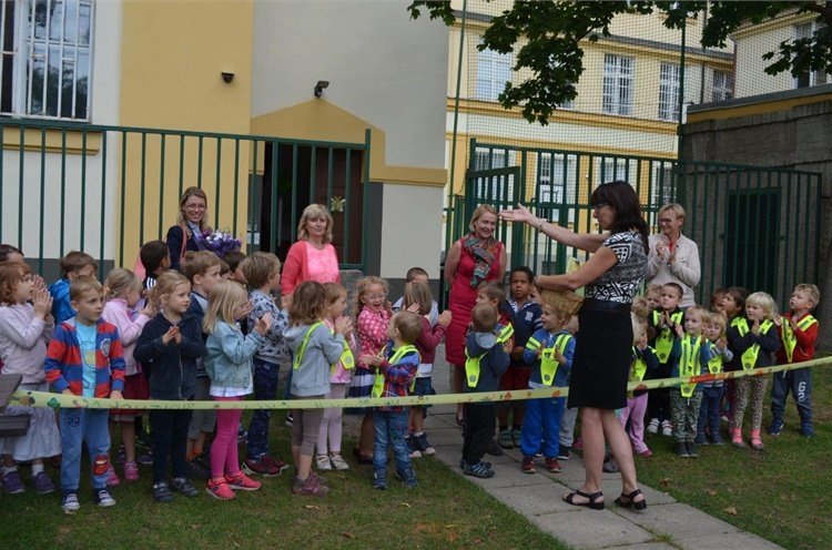 Děti na Vinohradech mají nové hřiště. Otevřít ho přišla starostka Jana Černochová.