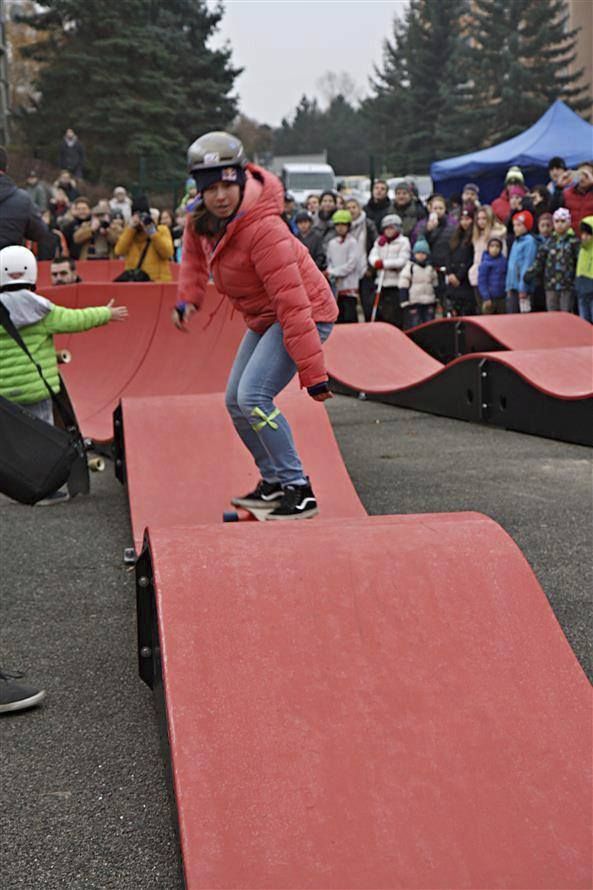 Pumptrackovou dráhu v Modřanech v listopadu slavnostně otevřela také Eva Samková.