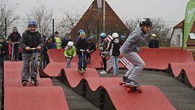 Pumptracková dráha v Modřanech si rychle našla spoustu příznivců.