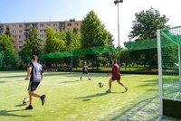 Nové školní hřiště u Šedivky má speciální povrch: Sportovcům šetří klouby