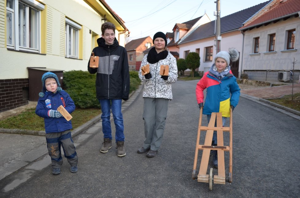 Nejmladším hrkačem byl Denda Frýbort (3, vlevo)