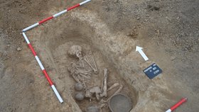V hrobech byli »skrčenci«: Archeologové odkryli v Rajhradě pozůstatky osídlení z domy kamenné
