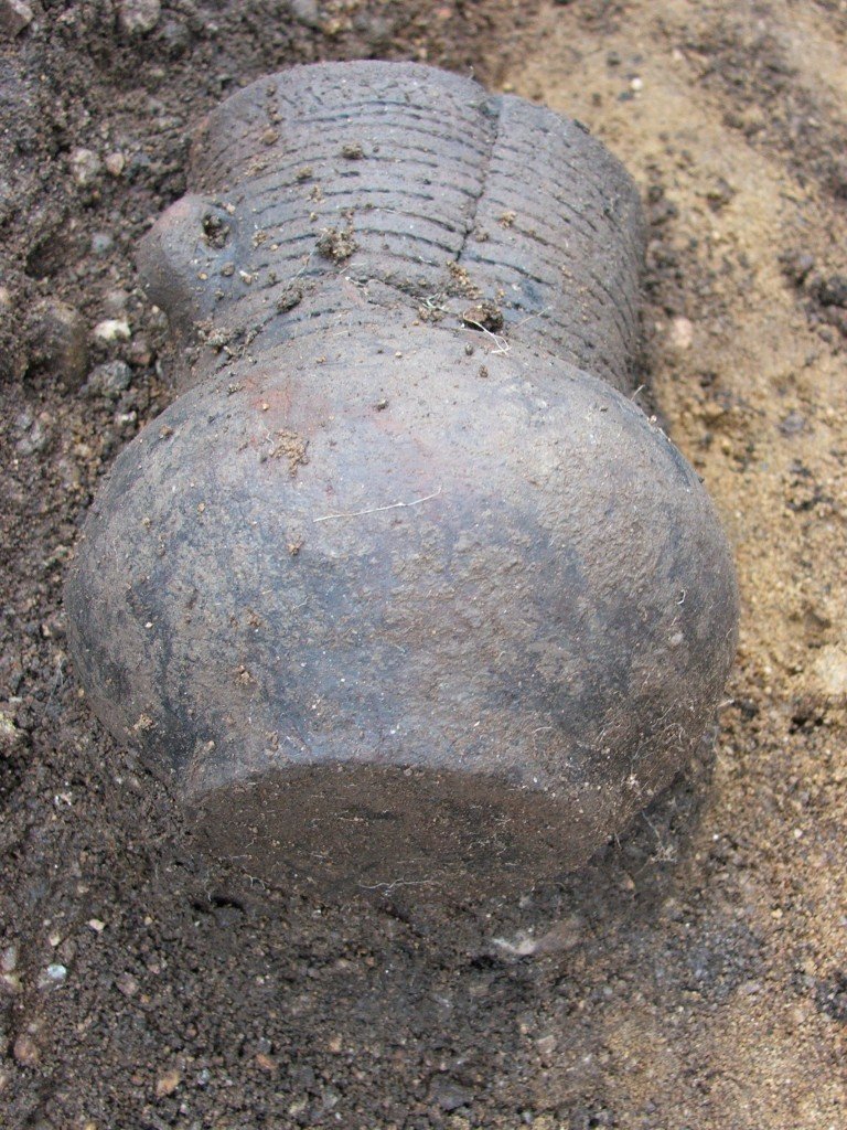 Zdobený pohár s malým ouškem, který se vyskytuje výhradně v mužských hrobech