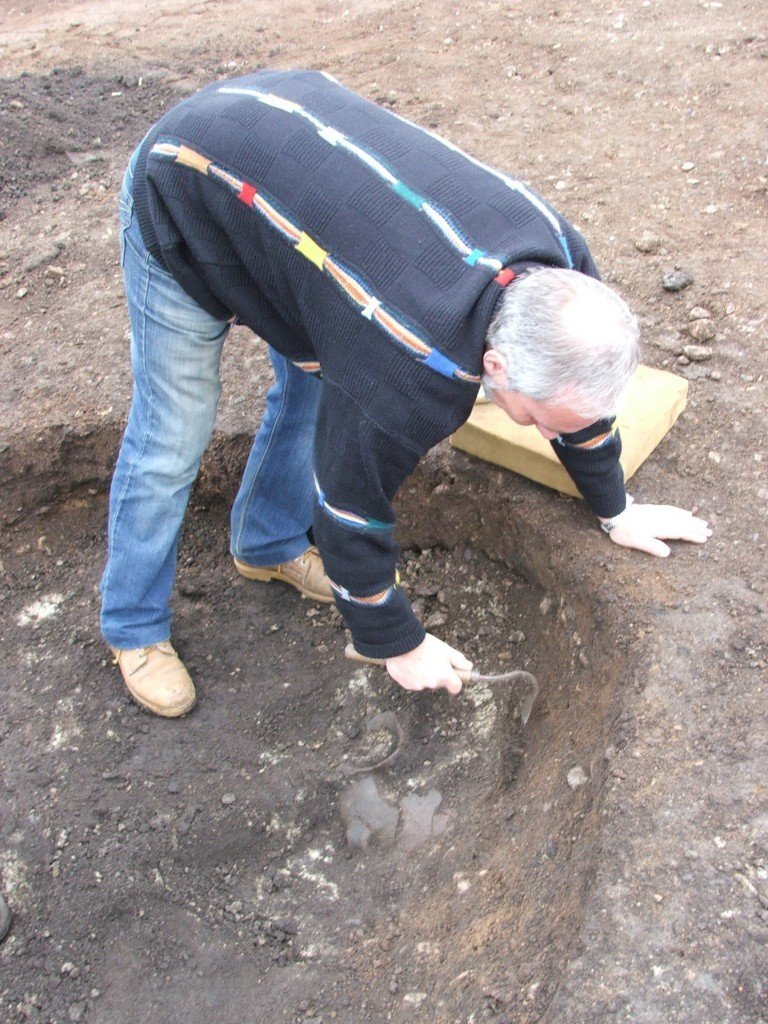 Vedoucí výzkumu Petr Holodňák při odkrývání amfory v jednom z hrobů
