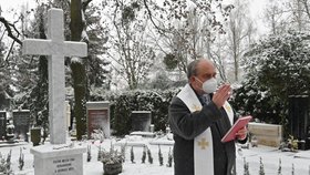 Na Ústředním hřbitově v Brně vzniklo místo pro nenarozené a zesnulé děti. Od jara bude možné rozprášit zpopelněné ostatky, uložit urnu nebo si zvolit hrobové místo. Místu požehnal kněz Václav Slouk.