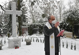 Na Ústředním hřbitově v Brně vzniklo místo pro nenarozené a zesnulé děti. Od jara bude možné rozprášit zpopelněné ostatky, uložit urnu nebo si zvolit hrobové místo. Místu požehnal kněz Václav Slouk.