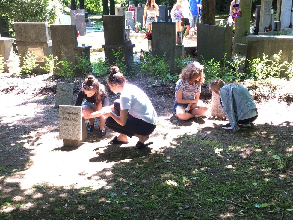 Žáci na dětském hřbitově v Ďáblicích zapalovali svíčky.