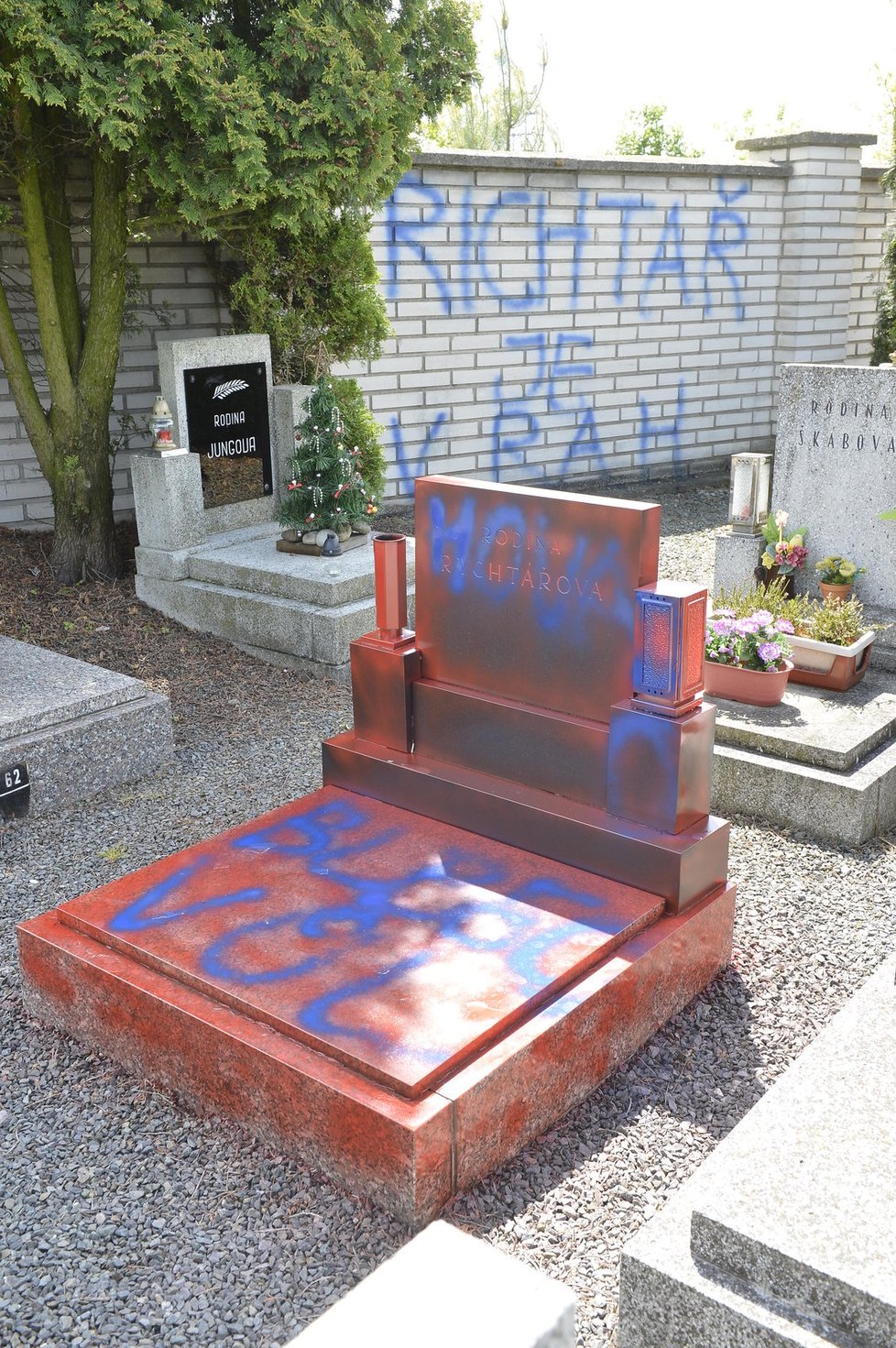 Odporný útok na Rychtářovu rodinu se stal v pátek. Takto hrob vypadal.