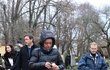 Dominika Gottová u hrobu Karla Gotta Dominika Gottová u hrobu Karla Gotta