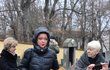 Dominika Gottová u hrobu Karla Gotta Dominika Gottová u hrobu Karla Gotta