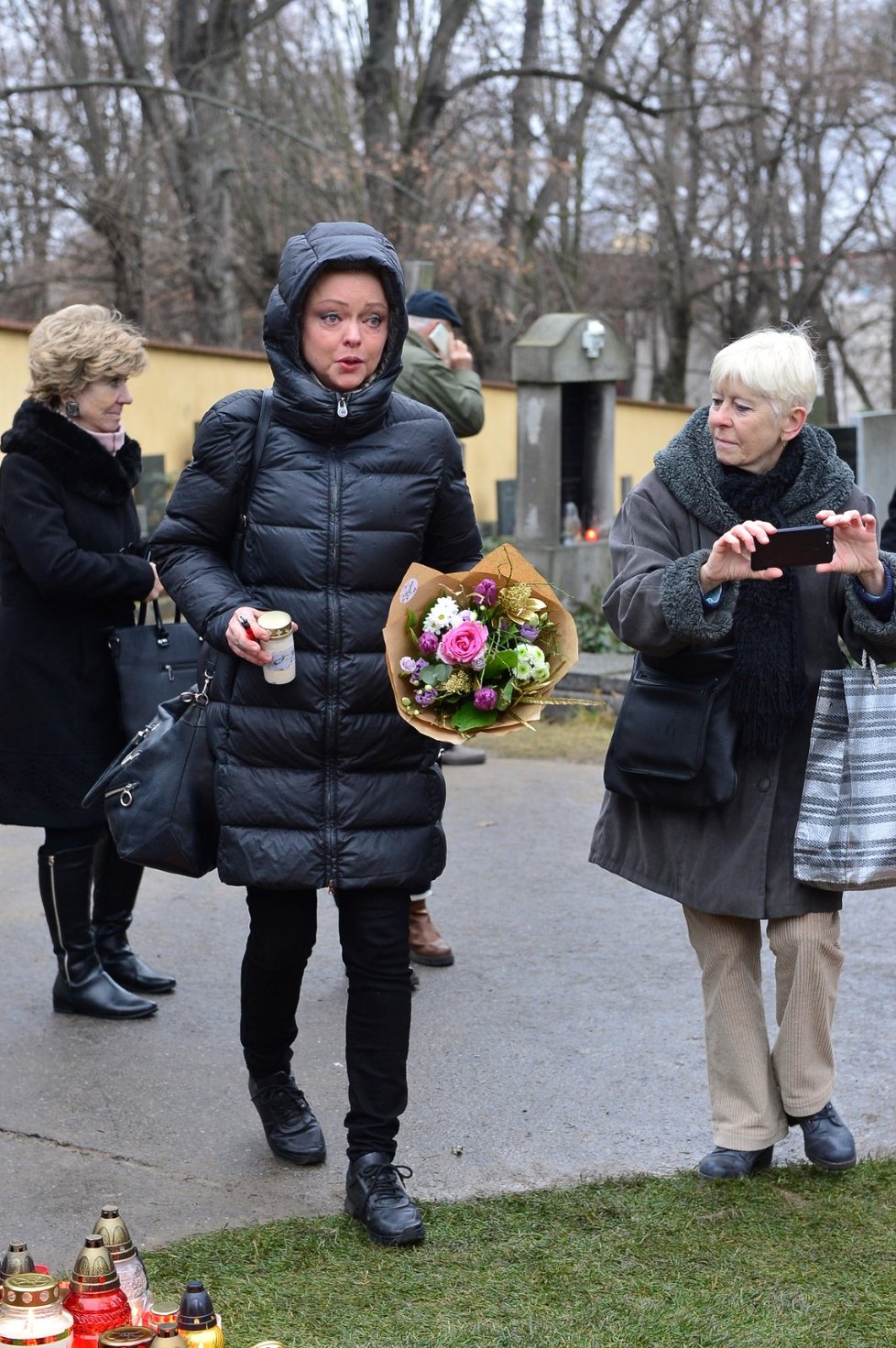 Dominika Gottová u hrobu Karla Gotta