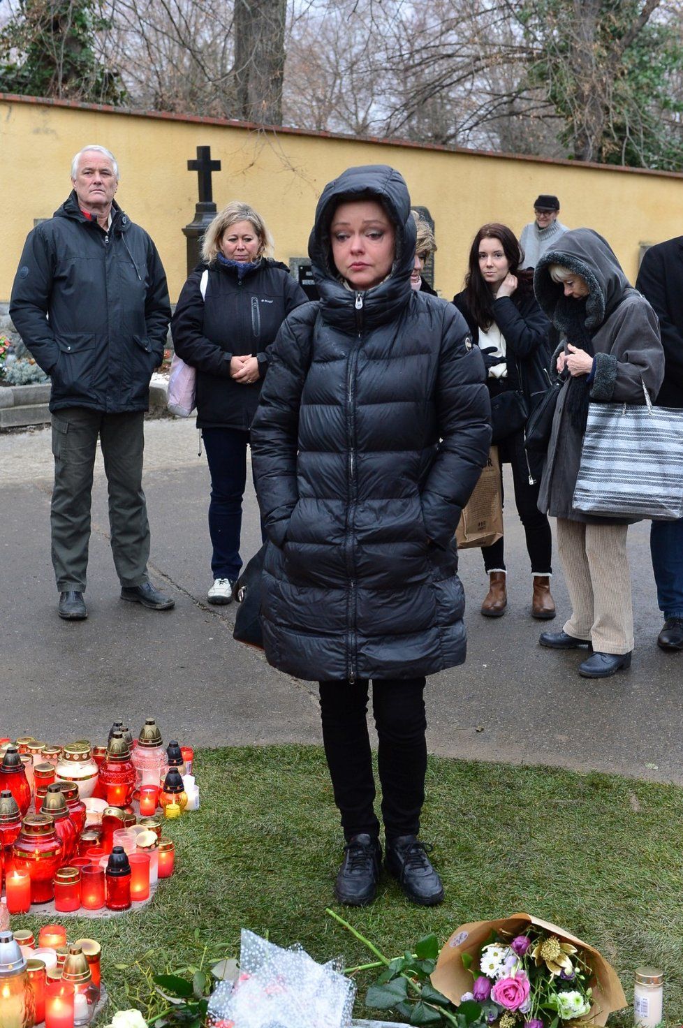 Dominika Gottová u hrobu Karla Gotta