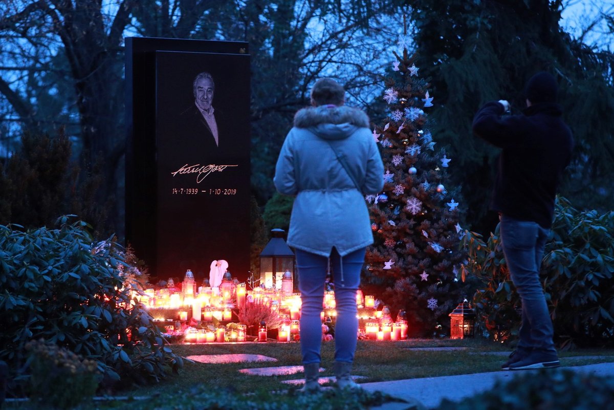 Hrob Karla Gotta se po celém prvním dni, kdy k němu přicházeli fanoušci, doslova rozzářil svíčkami