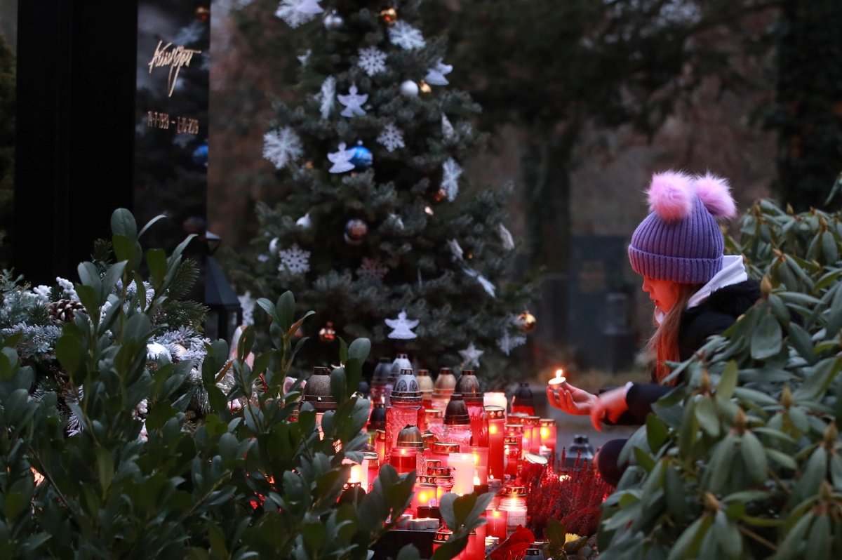 Hrob Karla Gotta se po celém prvním dni, kdy k němu přicházeli fanoušci, doslova rozzářil svíčkami
