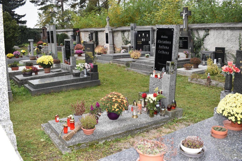 Hrob Karlových rodičů v Újezdu