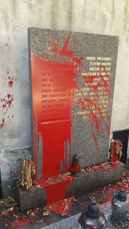 Hrob Klementa Gottwalda bývá terčem vandalů (2016)