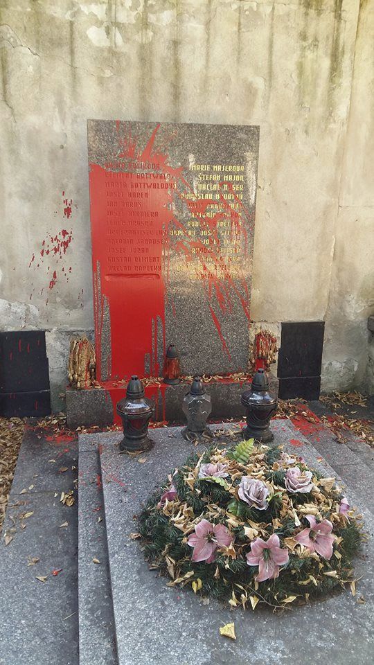 Hrob Klementa Gottwalda bývá terčem vandalů (2016)