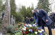 V rámci výročí přišli hráči trenérovi položit květiny na hrob na Olšanské hřbitovy.