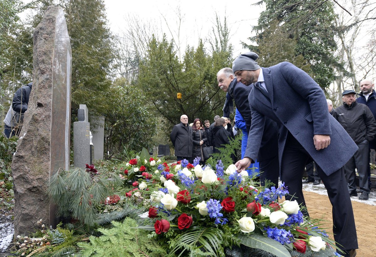 V rámci výročí přišli hráči trenérovi položit květiny na hrob na Olšanské hřbitovy.