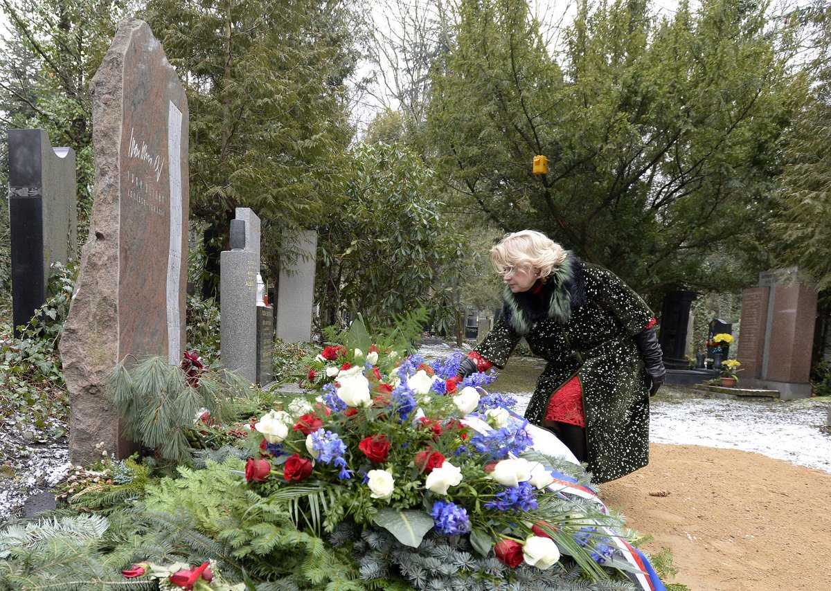 V rámci výročí přišli hráči trenérovi položit květiny na hrob na Olšanské hřbitovy.