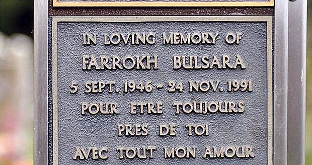 " vzpomínáme s laskou na Farrokha Bulsaru , 2. září 1946 - 24. listopadu 1991, vždy tě budu milovat,M."tak zní epitaf na údajném hrobě mercuryho
