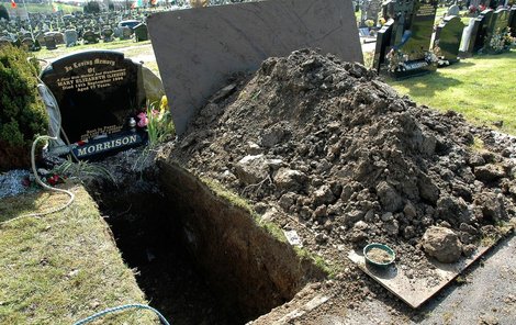 Neznámý člověk poničil deset hrobů. V jednom pak manipuloval s ostatky. (ilustrační foto)