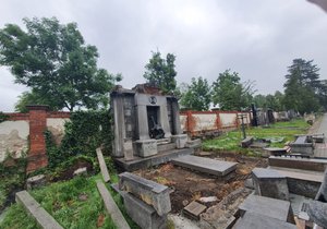 Novojičínská radnice postupně obnovuje čestné hroby významných rodáků.