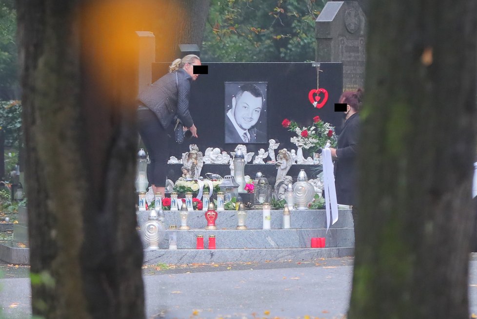 Příbuzní u hrobu Jana Kočky mladšího.