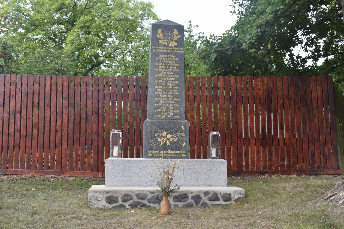 Pomník s jedenácti jmény válečných hrdinů získal zpět svoji důstojnost.
