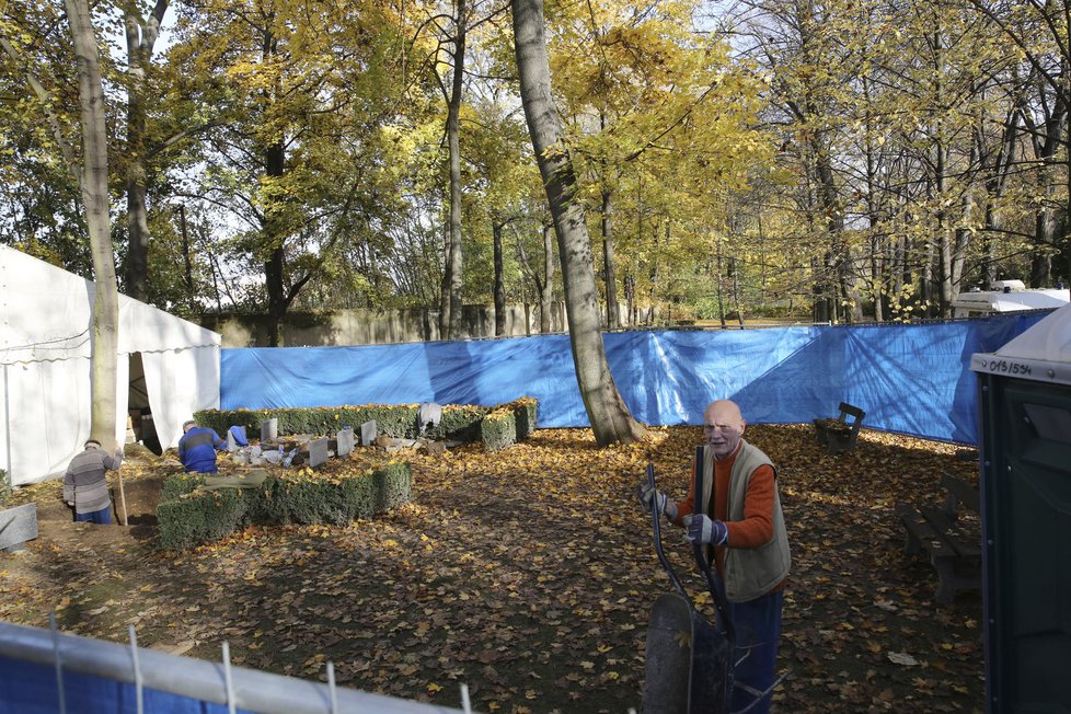 Na vyzvednutí ostatků pracovali tři hrobníci