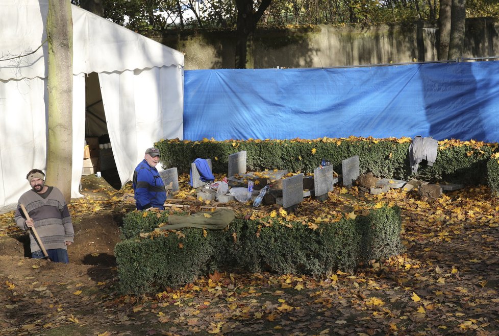 Na vyzvednutí ostatků pracovali tři hrobníci.