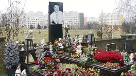 Hrob Václava Kočky ml. kryjí květiny, porcelánové figurky i betlémy
