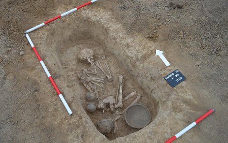 Hrob z období asi 2300 př. n. l.,  skrčená kostra má hlavu otočenou k východu.