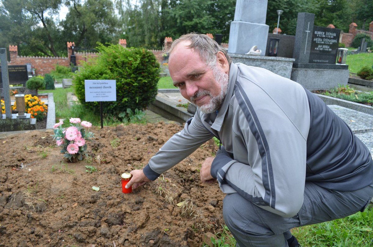 Informační cedulku na hrob nechal zhotovit ředitel Služeb města Napajedla Aleš Jirků.