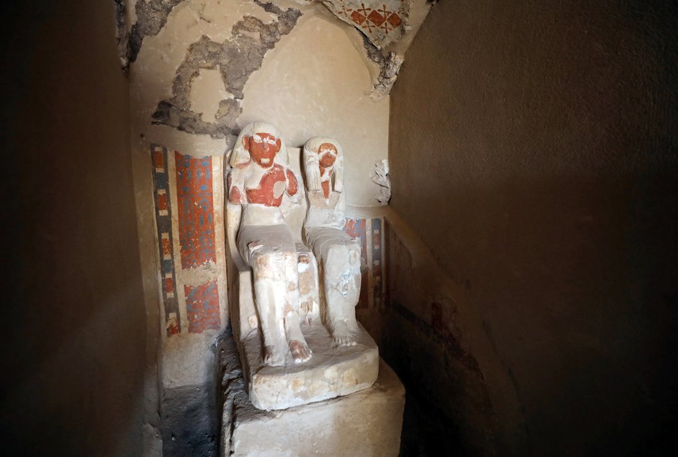 Hrobka není v dobrém stavu, byly zde však nalezeny sarkofágy, mumie, šperky, dřevěná maska a další pohřební vybavení, ale také socha zlatníka a jeho manželky.