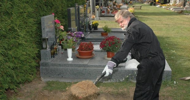 Jiří Svoboda si při kopánií hrobu počínal jako opravdový profesionál