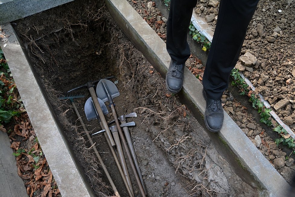 Pohřební služby okrádají pozůstalé, účtují si peníze navíc.