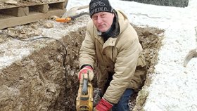 Hrobníkovi Kazimíru Waclawkovi dá výkop hrobu pořádně zabrat. Někdy nepomůže ani nejvýkonnější sbíječka.