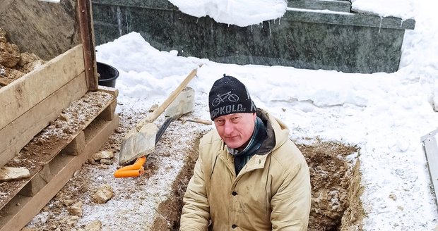 Hrobníkovi Kazimíru Waclawkovi dá výkop hrobu pořádně zabrat. Někdy nepomůže ani nejvýkonnější sbíječka.