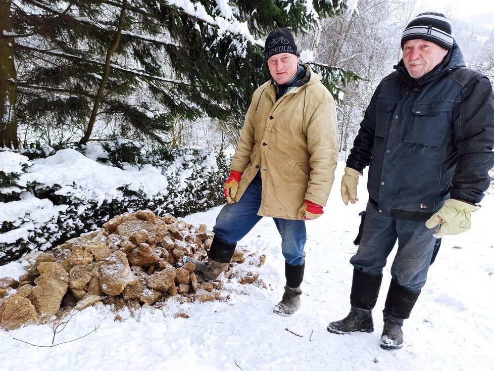 Kazimír Waclawek a Roman Szotkowski u hromady, kterou už dokázali vykopat.