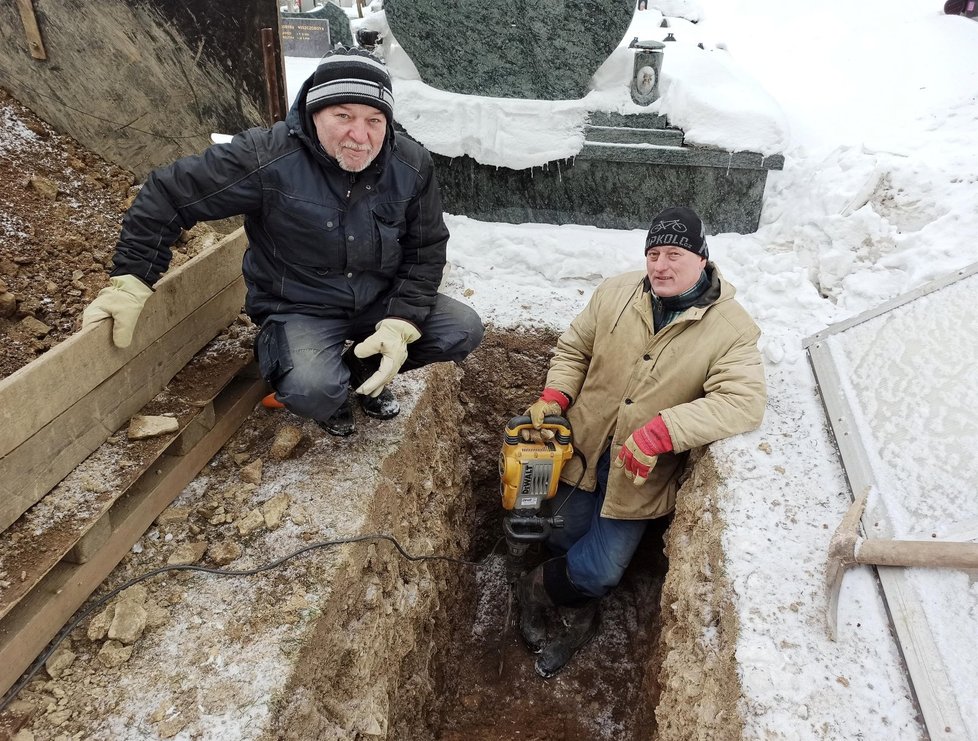 Kazimír Waclawek a Roman Szotkowski se zmrzlou zemí, pod kterou je navíc ještě skála, zápasí pomocí sbíječky i vrtačky.