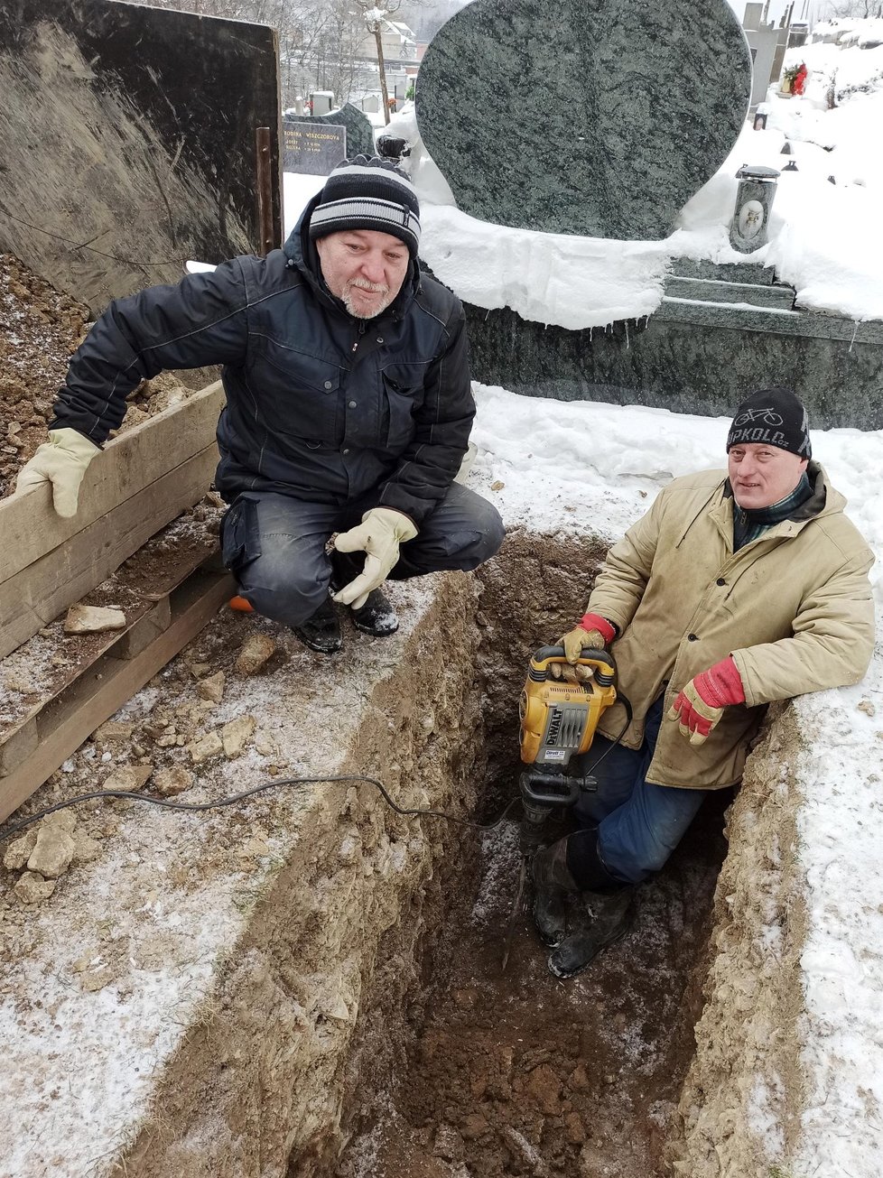 Kazimír Waclawek a Roman Szotkowski se zmrzlou zemí, pod kterou je navíc ještě skála, zápasí pomocí sbíječky i vrtačky.