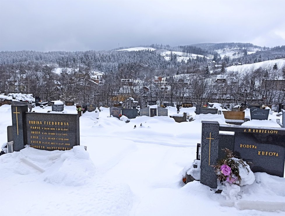 Hřbitov v Mostech u Jablunkova leží v kopci. Kromě mrazů trápí hrobníka i tvrdé podloží.