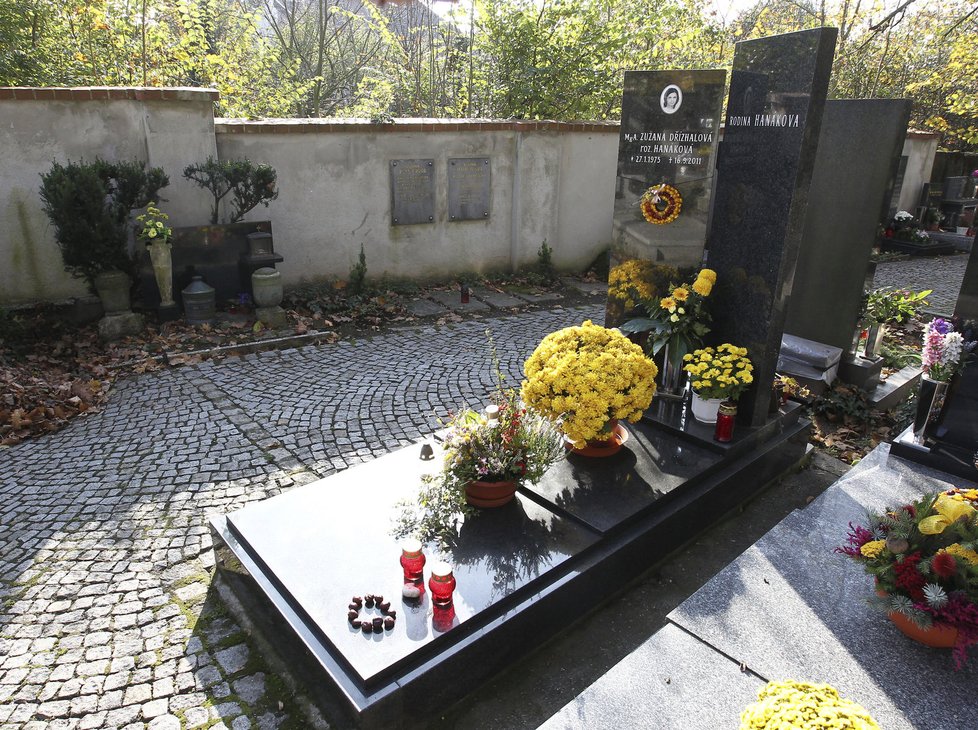 Záplava žlutých květů na hrobě herečky Zuzany Dřízhalové (†36).