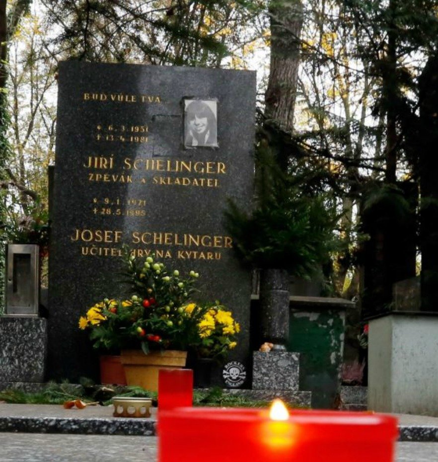 Zde spí a spí a spí... Jiří Schelinger.