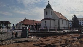 Archeologové z Archaia Brno našli ve Veselí nad Moravou pod silnicí I/54 už více než sto kosterních pozůstatků.