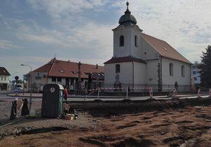 Archeologové z Archaia Brno našli ve Veselí nad Moravou pod silnicí I/54 už více než sto kosterních pozůstatků.