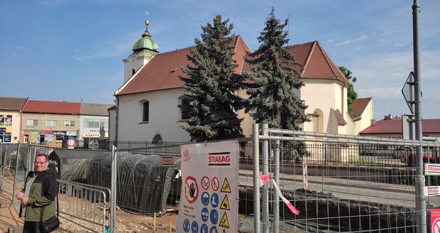 Archeologové z Archaia Brno našli ve Veselí nad Moravou pod silnicí I/54 už více než sto kosterních pozůstatků.