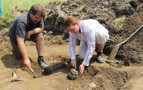 Antropoložka Jana Kujavceva Hlavová a archeolog Martin Volf u jednoho ze dvou odkrytých kosterních hrobů na Slatinické výsypce.